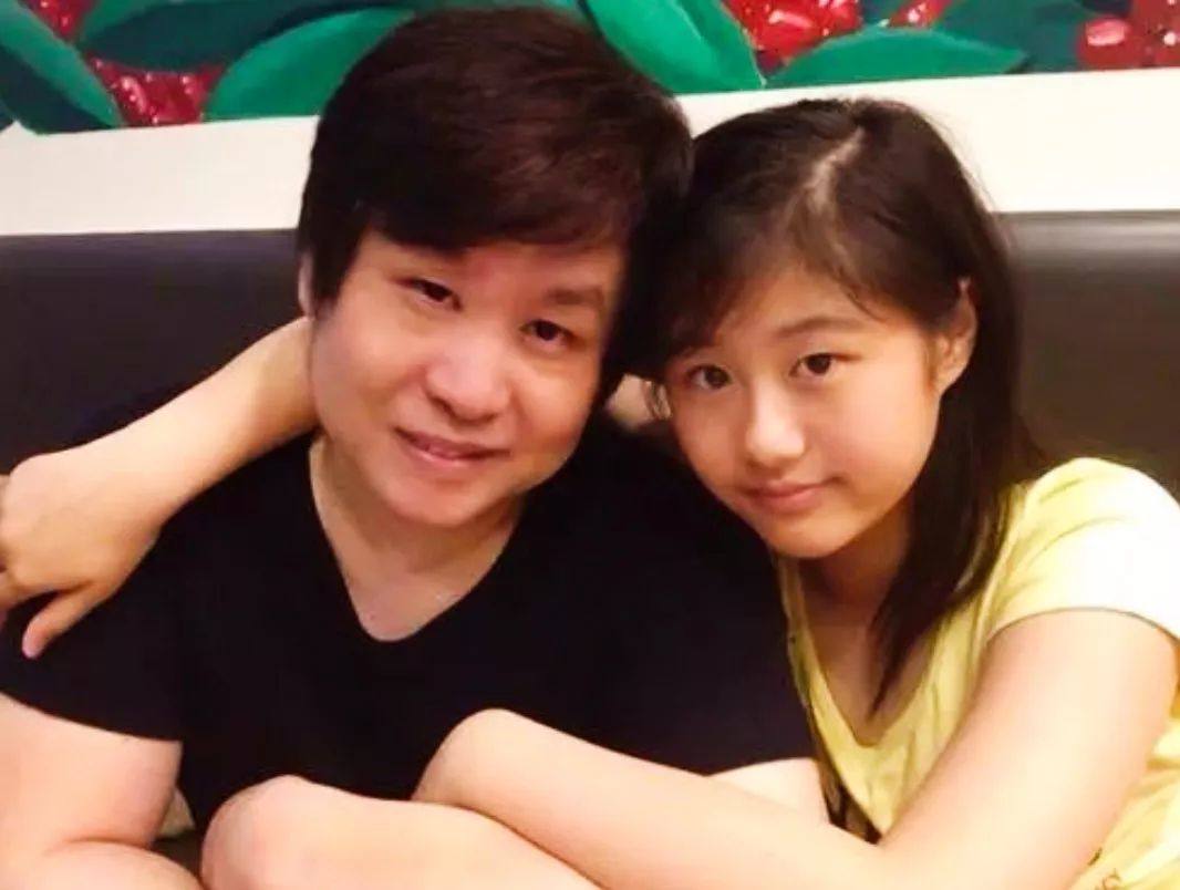 郑智化与女儿安琪家人的陪伴让这个曾经的"斗士"渐渐变得柔软起来.